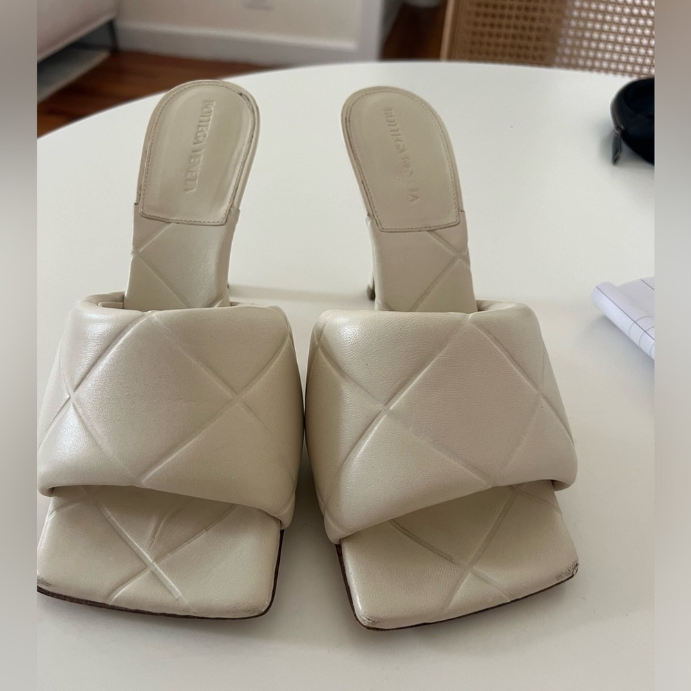Worn once!! Classic Bottega Veneta Heels!